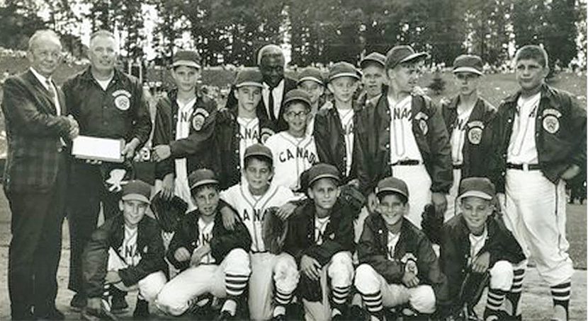 Three men and fifteen players pose for a Little League World Series photo 1965.