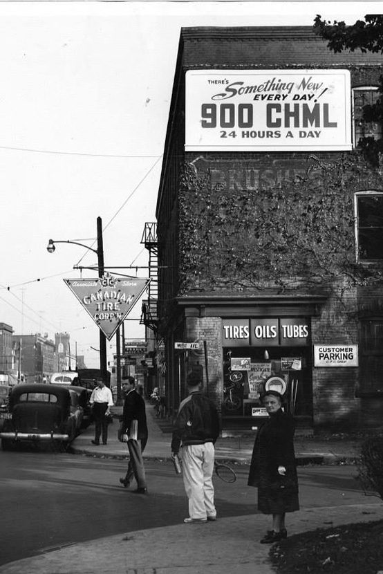 Street view with 900 C.H.M.L. sign on side of Canadian Tire building.