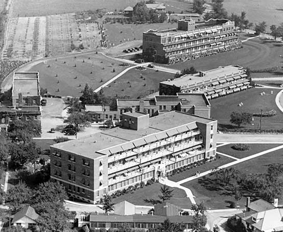 Aerial view of the Chedoke Sanatorium building.